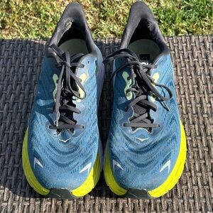 Hoka One One Arahi 6 running shoes